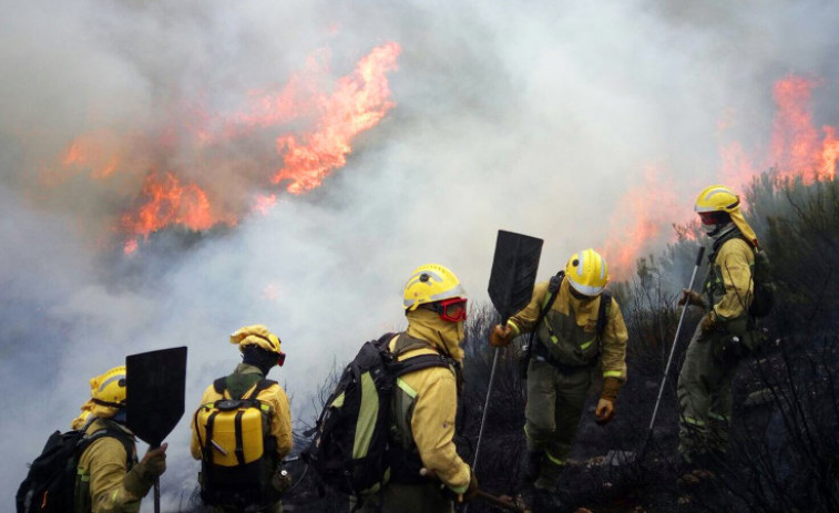 La Xunta llama a personal sin experiencia contra incendios y deja a sus trabajadores en casa