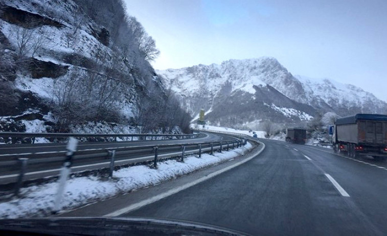 ​Las carreteras gallegas se libran de la nevada que afecta al noroeste