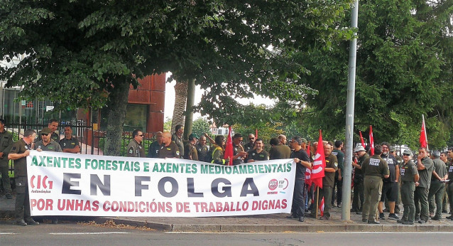 Manifestación de los agentes forestales gallegos frente a la Consellería.