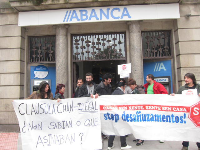 Protesta de Stop Desahucios ante Abanca contra las cláusulas suelo