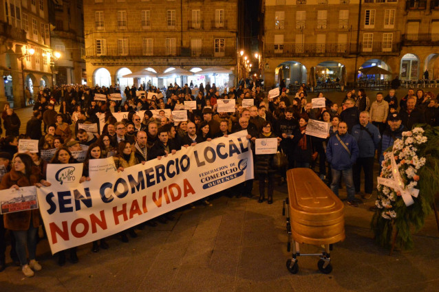 Unas 1.000 personas se manifiestan en la Plaza Mayor de Ourense a favor del pequ
