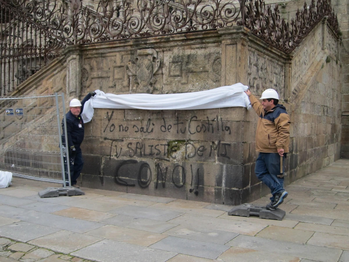 Realizan varias pintadas vandálicas en la Catedral de Santiago