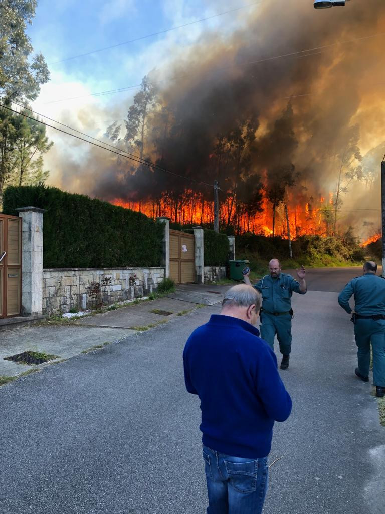 El incendio de Rianxo obliga a desalojar el instituto de ...