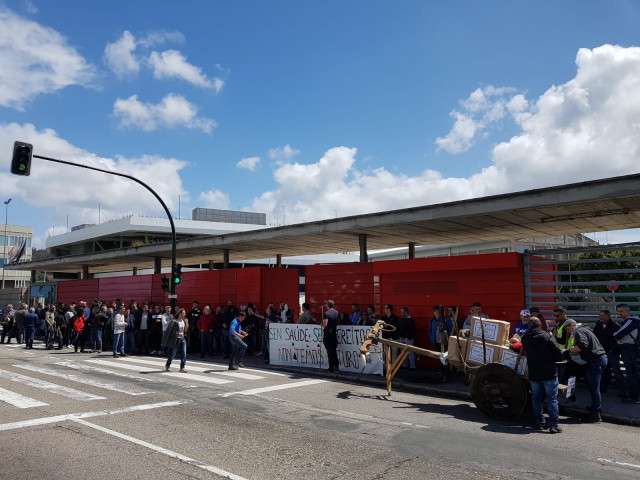 Trabajadores se manifiestan ante la planta de PSA Vigo en protesta por el 