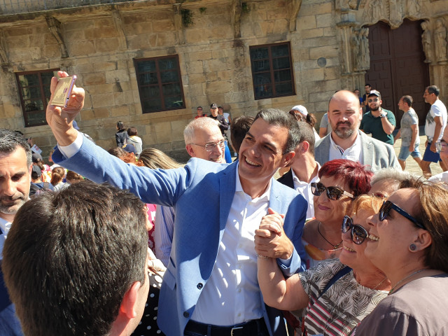 El presidente del Gobierno en funciones y secretario general del PSOE, Pedro Sánchez, se saca fotografías con curiosos en Santiago de Compostela