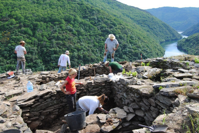(EMBARGADA HASTA EL VIERNES) Hallan posibles restos humanos prehistóricos en una excavación de la Ribeira Sacra (Lugo)