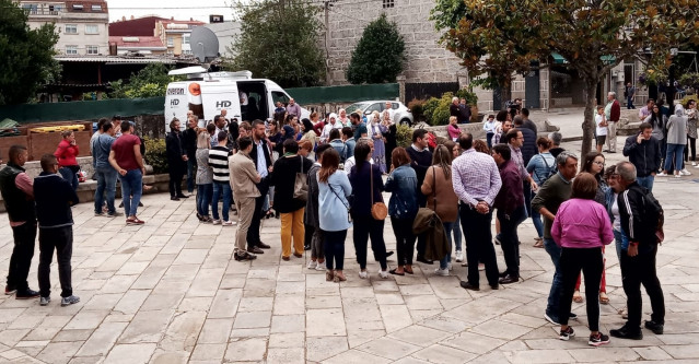 Los vecinos de Salceda (Pontevedra) se unen en una concentración de condena tras el asesinato de un joven este sábado