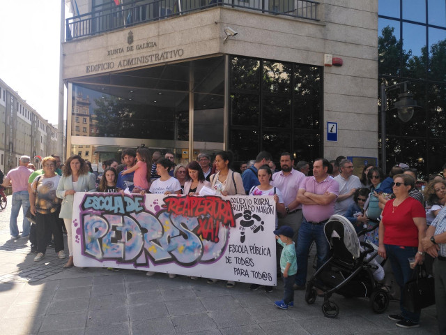 Reclaman a la Xunta con una concentración la reapertura de la escuela de Pedroso, en Narón (A Coruña).