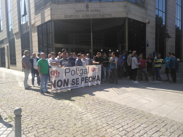 Protesta de trabajadores de Poligal delante de la Xunta en Ferrol.