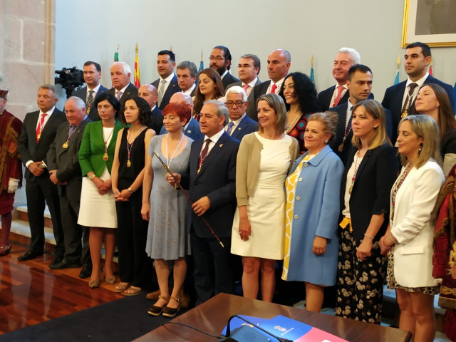 El socialista José Tomé, elegido nuevo presidente de la Diputación de Lugo, posa junto a los diputados provinciales