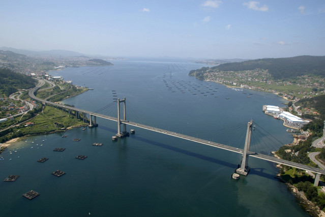 Vista general y aérea de la Ría de Vigo con el  Puente de Rande atravesándola