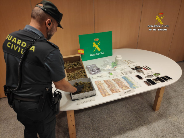 Guardia Civil con droga y dinero incautados de un punto de venta de droga en una casa de Poio (Pontevedra).