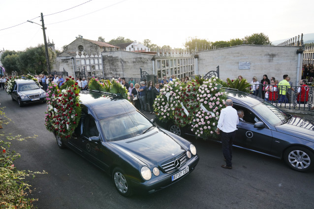 Funeral por las tres víctimas del crimen de Valga (Pontevedra) perpetrado por José Luis Abet Lafuente, apodado el Moro, de 45 años, que asesinó a exmujer, su excuñada y su exsuegra en presencia de sus hijos. Las exequias tienen lugar en el Auditorio de la