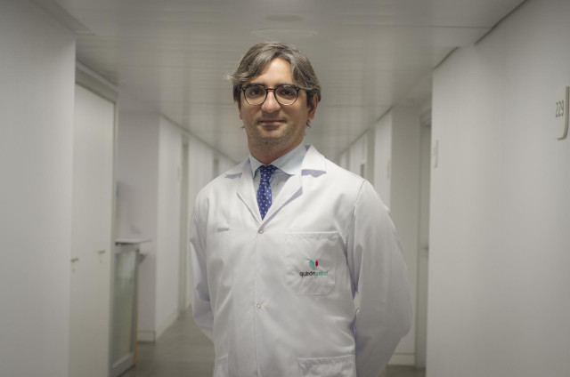 El doctor Diego González Rivas del Hospital Quirónsalud de A Coruña.