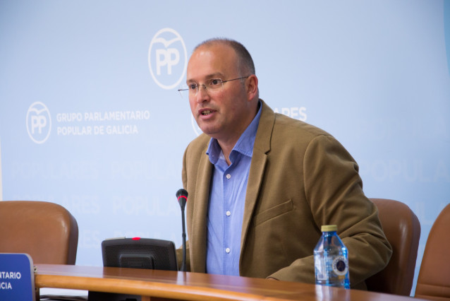 El secretario general del PPdeG, Miguel Tellado, en rueda de prensa en el Parlamento de Galicia.