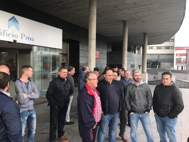 Representantes sindicales y trabajadores de auxiliares de la central de As Pontes, a la salida de una protesta en las oficinas de Endesa