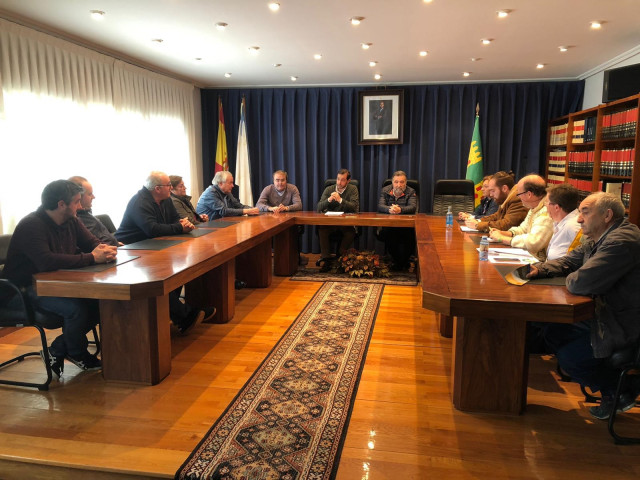 Reunión de la Comisión contra as Minas da Terra Chá con los alcaldes de Abadín, A Pastoriza, Castro de Rei y Cospeito