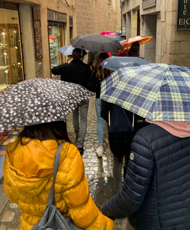 Varias personas con paraguas