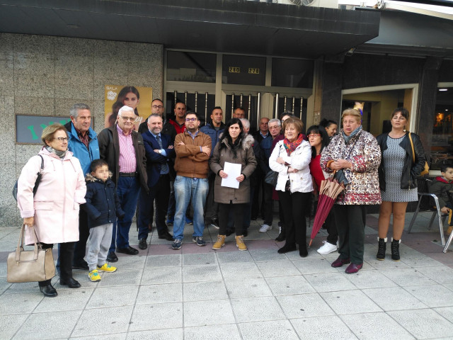 Concentración ante la agrupación local del PSOE de Narón en apoyo a José López Villar, militante expulsado de la formación