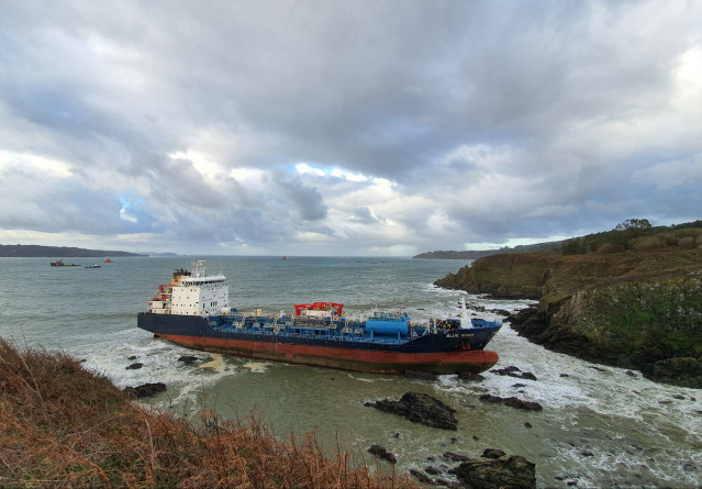 El buque 'Blue Star' encallado en la costa de Ares (A Coruña)