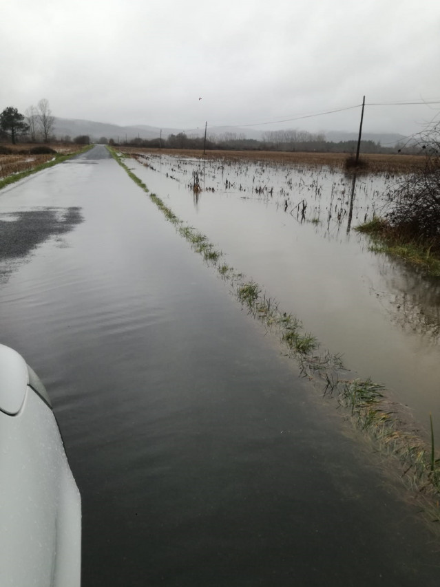 Carretera de la Diputación de Lugo afectada por inundaciones en Pobra do Brollón