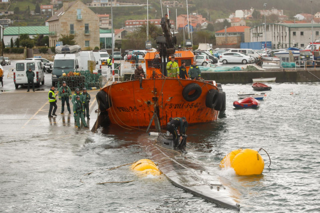 Agentes de los GEOS trabajan en las labores de arrastre del 'narcosubmarino' al puerto de Aldán (Pontevedra)