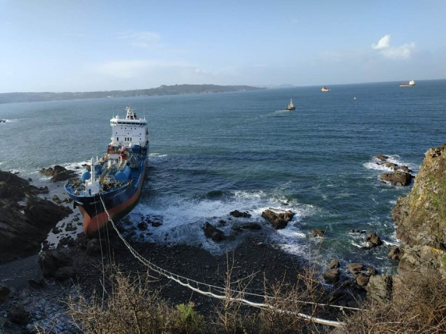 Imagen de este sábado del buque quimiquero 'Blue Star' encallado en Ares (A Coruña)