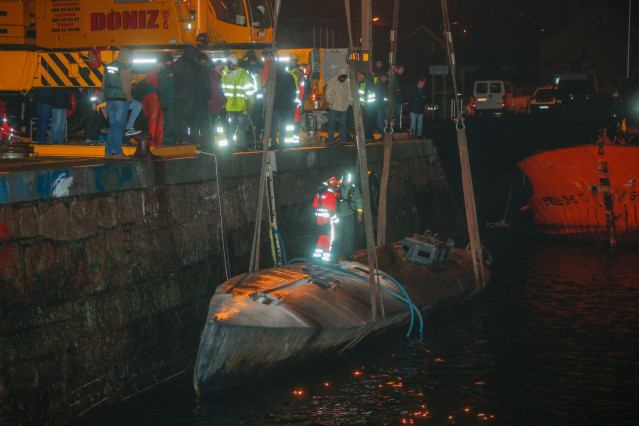 Agentes de la Policía y de la Guardia Civil subidos en el narcosubmarino hundido el pasado fin de semana a la entrada de la ría de Aldán, en Cangas (Pontevedra)