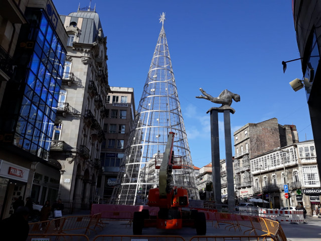 Montaje del árbol de Navidad en la Porta do Sol en Vigo.