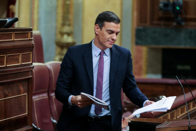 El presidente del Gobierno en funciones, Pedro Sánchez, se dispone a dar la réplica a los portavoces del Grupo Plural durante la primera sesión del debate de su investidura en la XIV Legislatura en Madrid (España), a 4 de enero de 2020.