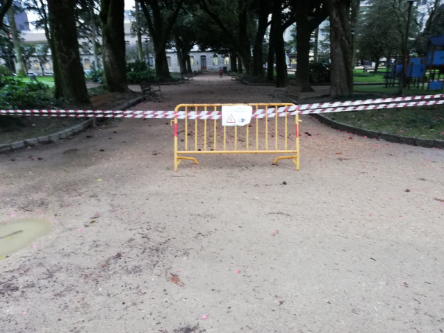 Parque en Pontevedra cerrado por el fuerte viento.