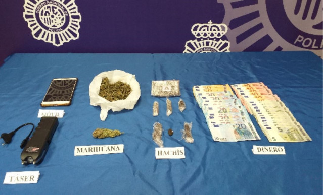 Efectos intervenidos a detenido en Lugo por tráfico de drogas.