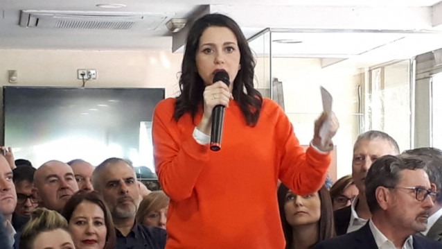 La portavoz de Cs en el Congreso y candidata a la presidencia del partido, Inés Arrimada, en declaraciones durante un encuentro con afiliados de la formación en L'Hospitalet de Llobregat (Barcelona)