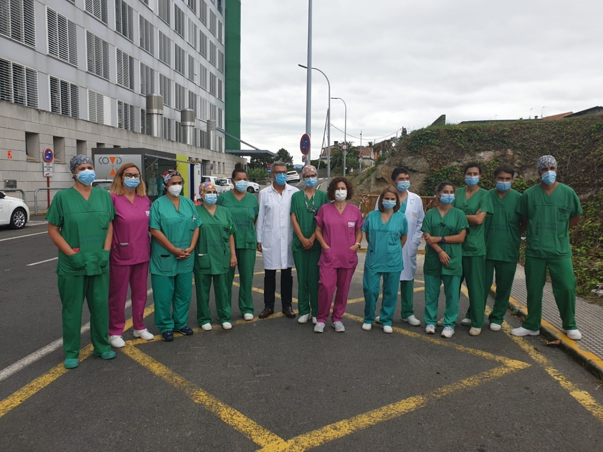 Archivo - El gerente del área sanitaria de A Coruña y Cee, Luis Verde Remeseiro, junto a profesionales encargados de realizar las PCR