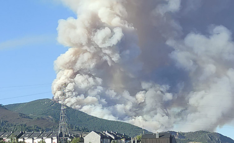 Gran incendio forestal desbocado en Rubiá pasa de 20 a 130 hectáreas quemadas en dos horas (vídeos)