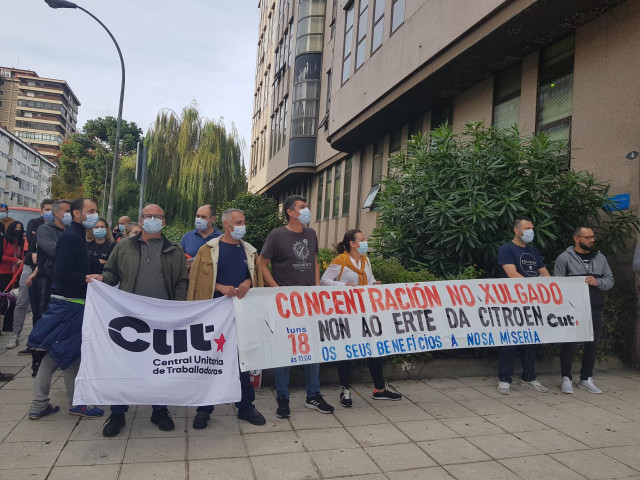 Trabajadores de la planta de Stellantis en Vigo se concentran ante los juzgados