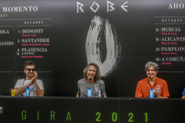 Archivo - El cantante de Extremoduro, Robe Iniesta (c) junto dos miembros de su banda, durante una rueda de prensa en el Círculo de Bellas Artes, a 11 de agosto de 2021, en Madrid, (España). Durante la rueda de prensa, el guitarrista, cantante y composito