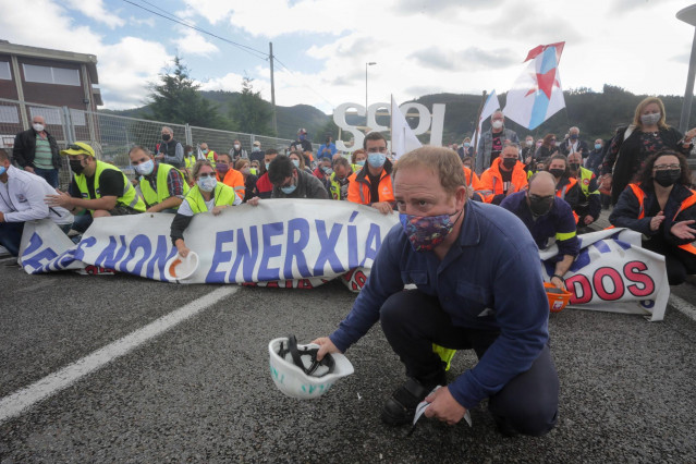 El presidente del Comité de Empresa de Alcoa, José Antonio Zan, durante una manifestación por el futuro industrial de A Mariña, a 17 de octubre de 2021, en Viveiro, Lugo (Galicia). Viveiro acoge este domingo una manifestación convocada por los sindicatos
