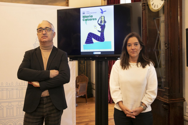 La alcaldesa de A Coruña, Inés Rey, y el coordinador de la programación Xosé Aldea, en la presentación de los actos del Año Internacional María Casares
