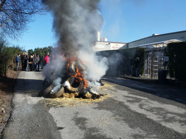 Archivo - Protesta de ganaderos ante la planta de Lactalis en Vilalba