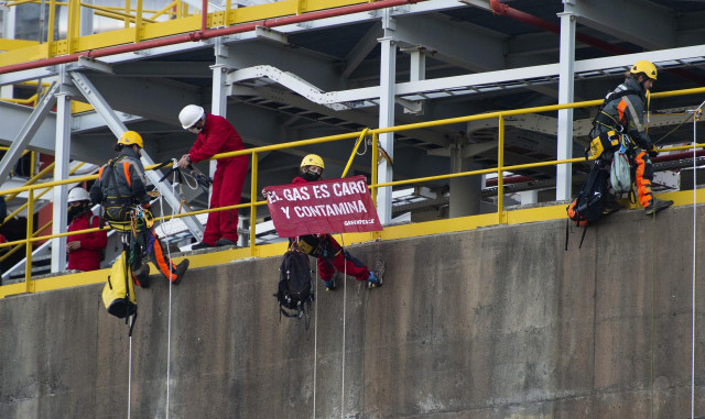 Escaladores de Greenpeace entran en la regasificadora de Reganosa para denunciar el impacto del gas en el medioambiente