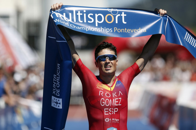 Archivo - Javier Gómez Noya en el momento de proclamarse campeón del mundo de  larga distancia en los Mundiales de Multideporte de Triatlón de Pontevedra de 2019
