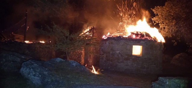 Incendio en tres pallazas del parque de San Roque en Ribeira (A Coruña).