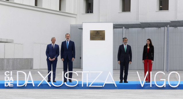 El presidente de la Xunta, Alfonso Rueda; el rey Felipe VI; el presidene del CGPJ, Carlos Lesmes; y la ministra de Justicia, Pilar Llop, en la inauguración de la nueva Ciudad de la Justicia de Vigo.