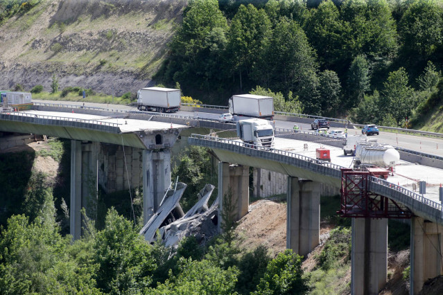 Varios vehículos circulan por la zona de arriba de donde se ha desprendido la parte de un puente, a 7 de junio de 2022, en Vega de Varcarce, León, Castilla y León  (España). Parte del viaducto de El Castro en la A-6, en dirección Madrid, se ha desprendido