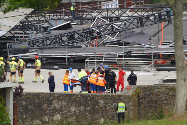 Uno de los heridos es trasladado al hospital tras derrumbarse el escenario principal del festival O Son do Camiño, en Monte do Gozo, a 10 de junio de 2022, en Monte do Gozo, Santiago de Compostela, A Coruña, Galicia.