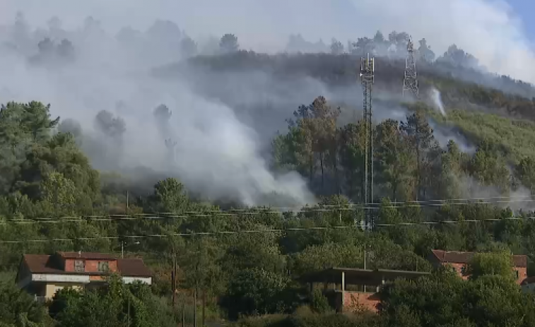 Quedan dos incendios activos en Galicia, el de A Cañiza y el de Arbo, que aún está cerca de las casas