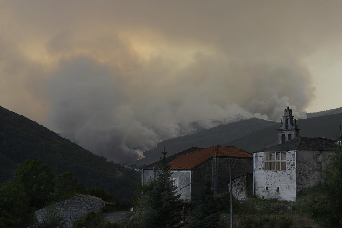 Vista de las llamas del incendio, a 10 de agosto de 2022, en Laza, Ourense, Galicia (España).