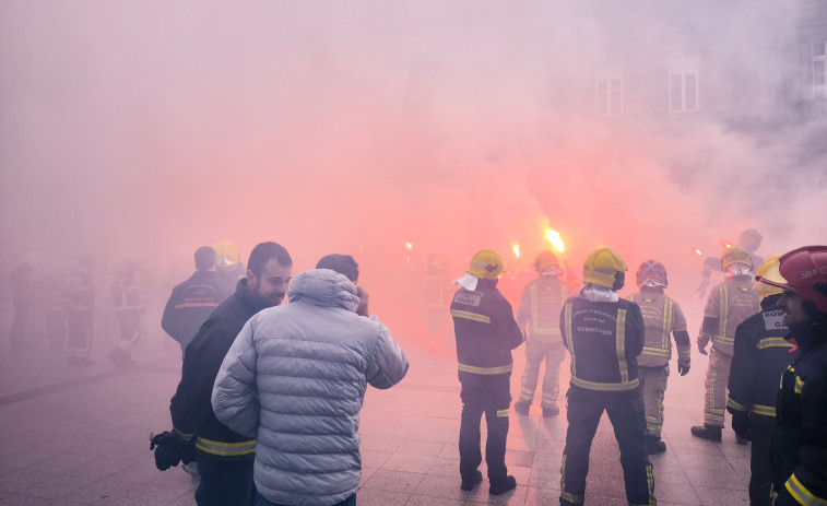 Bomberos de toda Galicia protestan quemando neumáticos y barajan huelga de hambre