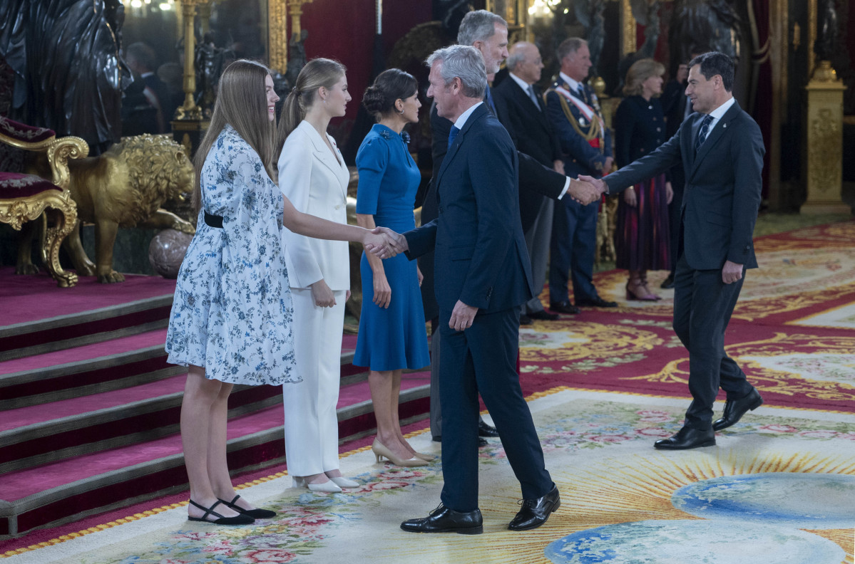 La princesa Leonor (2i) saluda al presidente de la Xunta de Galicia, Alfonso Rueda (2d), durante el besamanos con ocasión del Juramento de la Constitución de la Princesa Leonor, a 31 de octubre de 2